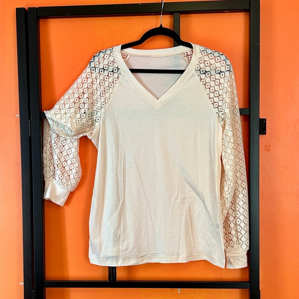 💚💚5/$25💚💚White V-Neck Top with Crochet Lace Sleeves 🤍